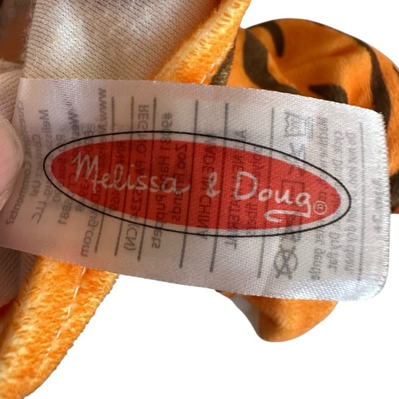 Melissa & Doug Giraffe and Tiger Hand Puppets - Picture 4 of 4